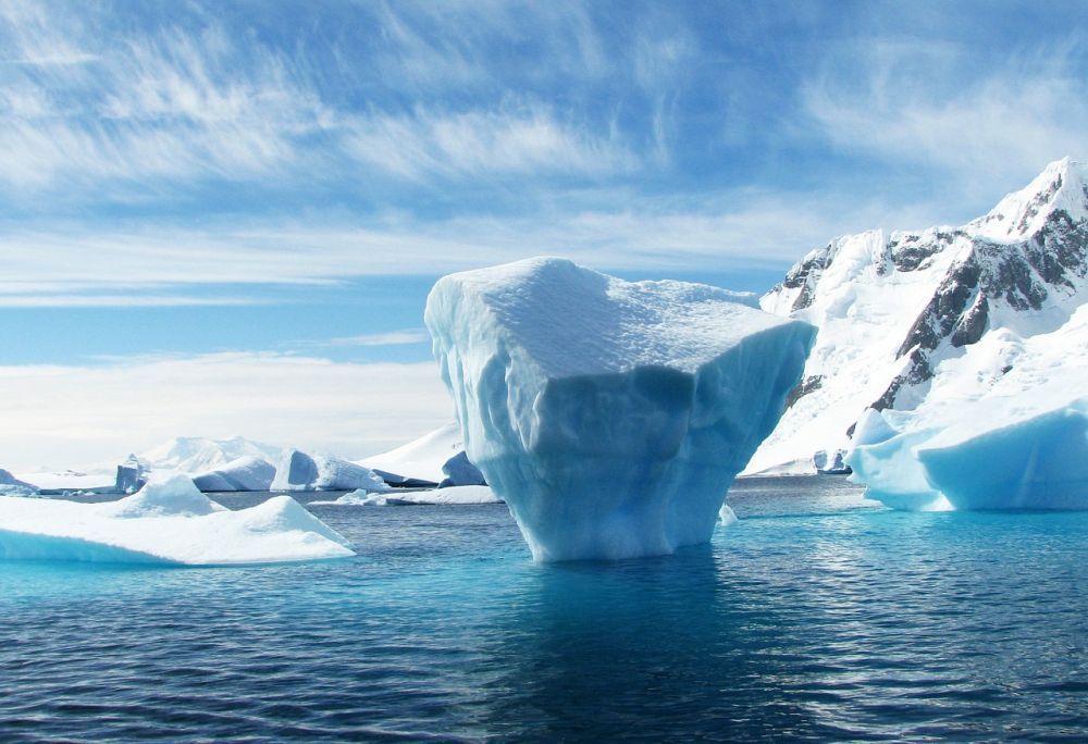 Eisberge schwimmende Riesen